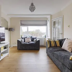 Modern 4 Bedroom House In Heathrow, London , Stanwell United Kingdom